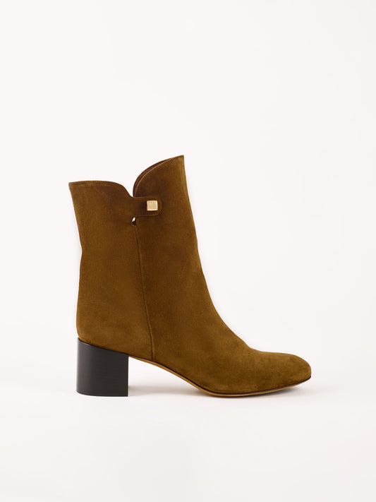 luxury suede ankle boots in brown leather and mid heel maison skorpios by adriana abascal emanuele filiberto di Savoia 