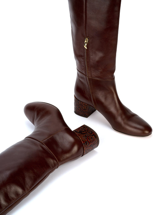 Bottes Adry Borgia en cuir marron avec un talon moyen embossé