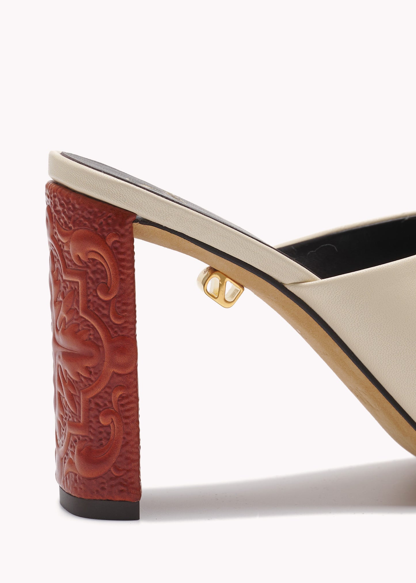 Luxury mules in cream leather with embossed brown heel Maison Skorpios by Adriana Abascal Filiberto de Saboya