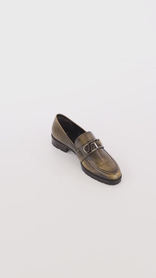 elegant androgynous stylish loafers golden brown brushed leather skorpios