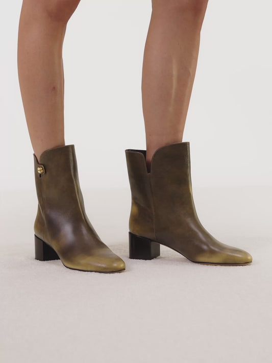 Trendy golden brown boots with mid heel maison skorpios by adriana abascal Emanuele filiberto