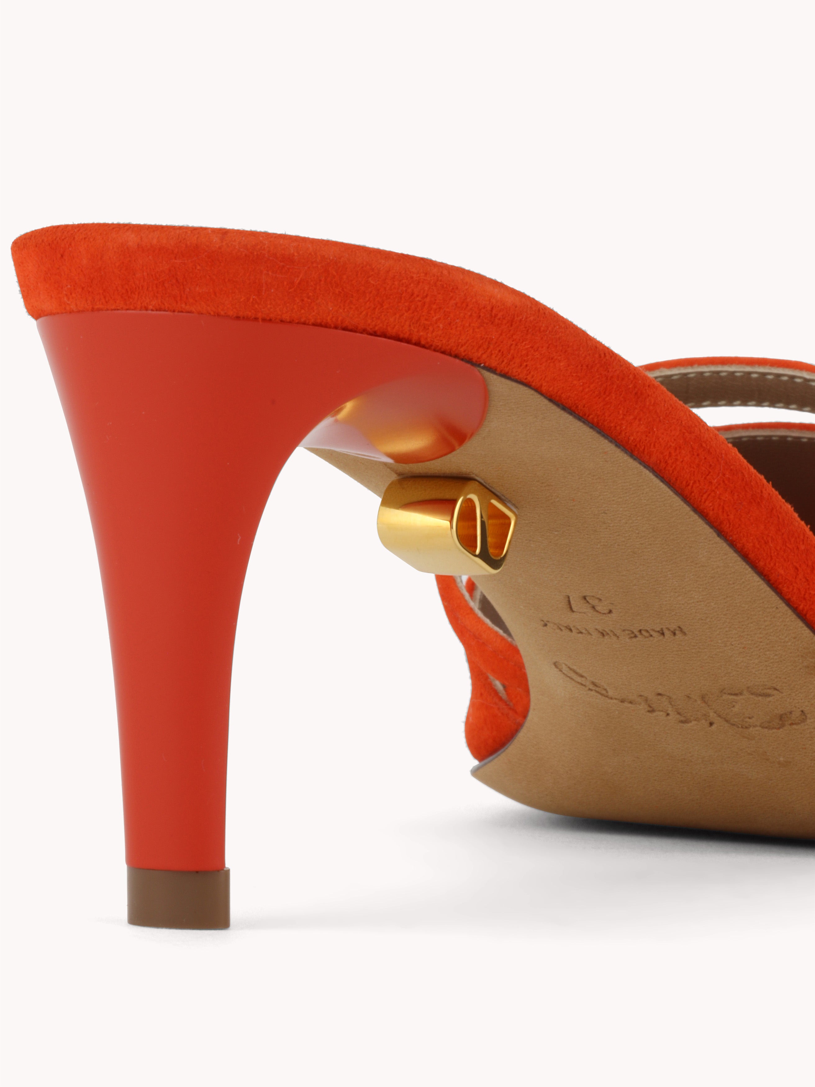Model Mango shoe, made of papaya patent leather.
