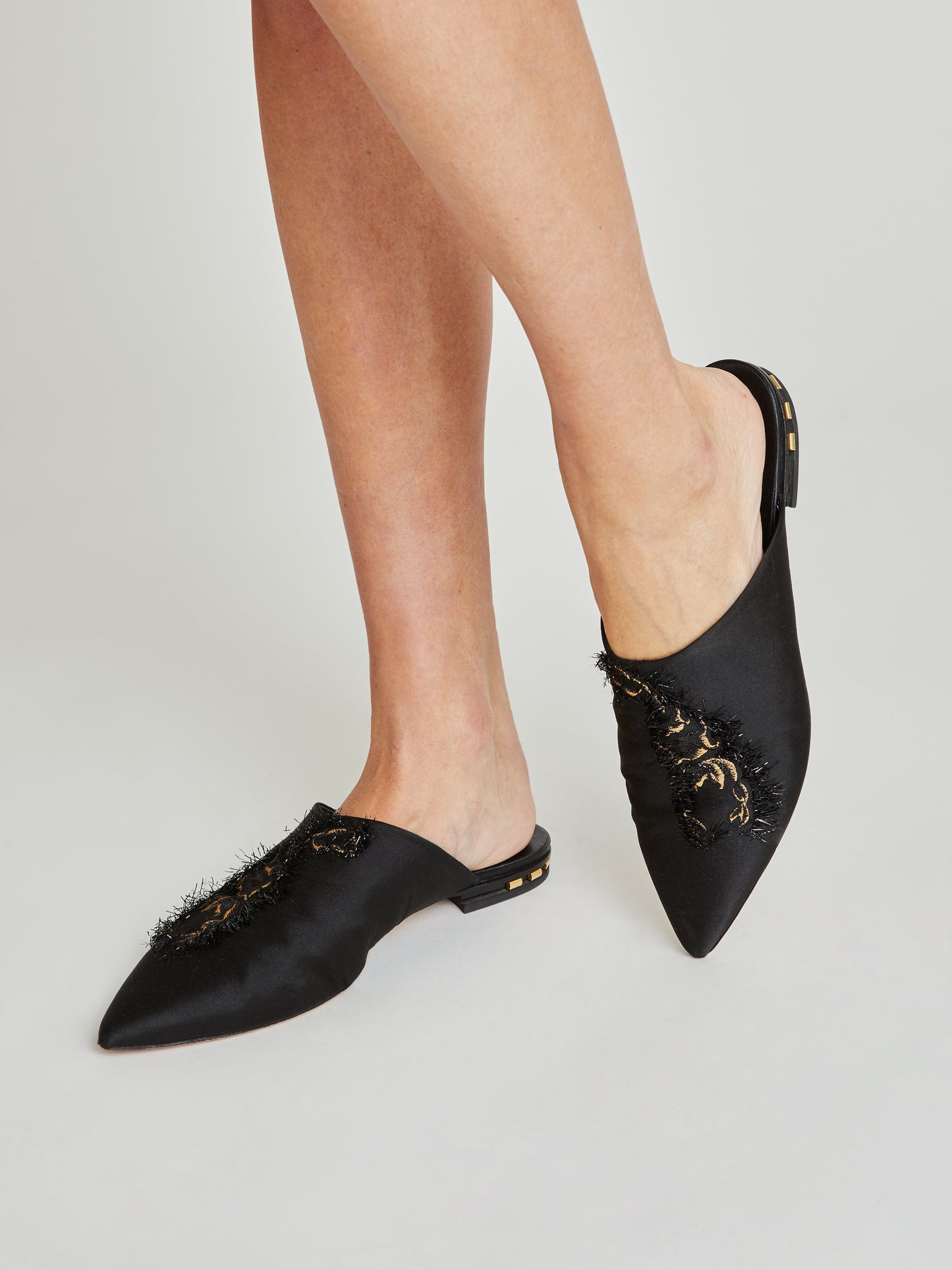 Mules Rocio en satin brodé noir